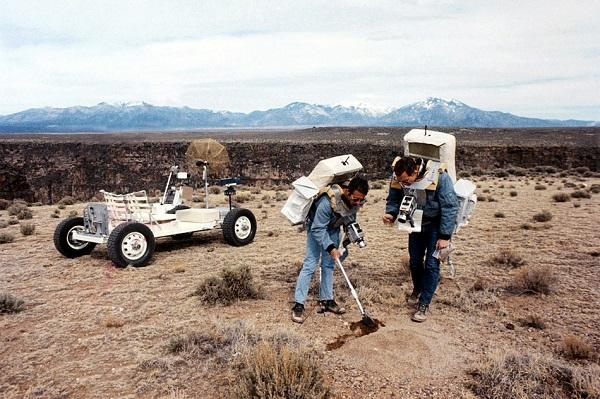 Jim Irwin (right) and Dave Scott digging a shallow trench at the rim of the Río Grande Gorge during the training March 11-12, 1971. 