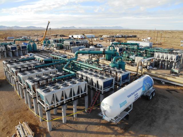 Facilities of the geothermal plant among the plains.