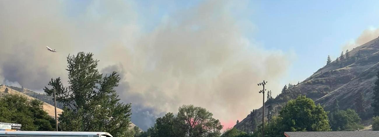 Smoke and flames from the Gwen Fire. Photo credit: Whitnee Haas, IDL.